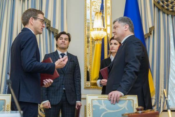 Порошенко передал 3 млн гривен из своего фонда для создания Музея Революции Достоинства Порошенко передал 3 млн гривен из своего фонда для создания Музея Революции Достоинства