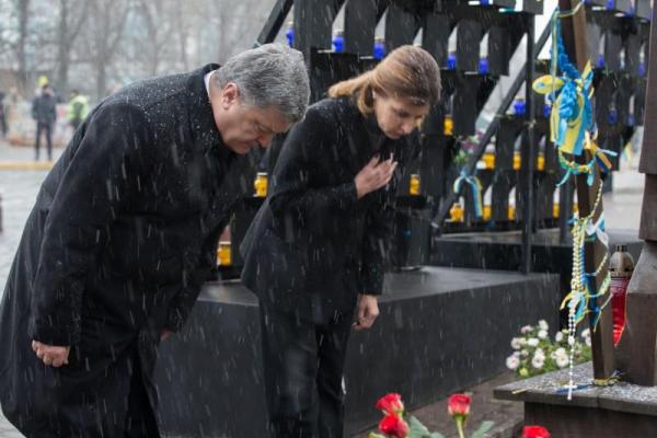 Президент Украины с супругой почтили память Героев Небесной Сотни Президент Украины с супругой почтили память Героев Небесной Сотни