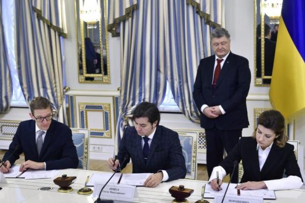 Порошенко передал 3 млн гривен из своего фонда для создания Музея Революции Достоинства Порошенко передал 3 млн гривен из своего фонда для создания Музея Революции Достоинства