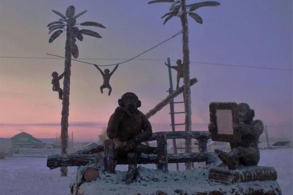 Житель Якутии порадовал односельчан, слепив из навоза новогоднюю елку Житель Якутии порадовал односельчан, слепив из навоза новогоднюю елку