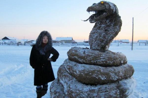 Житель Якутии порадовал односельчан, слепив из навоза новогоднюю елку Житель Якутии порадовал односельчан, слепив из навоза новогоднюю елку