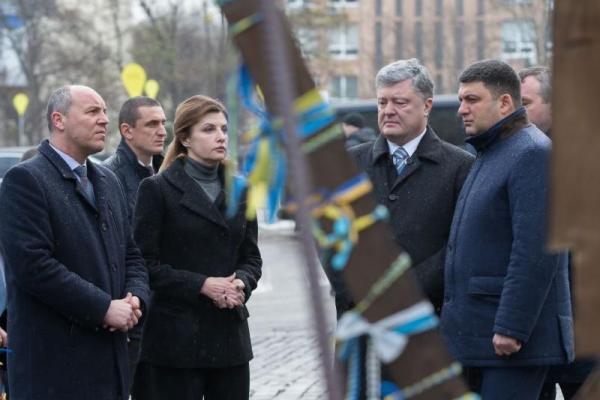 Президент Украины с супругой почтили память Героев Небесной Сотни Президент Украины с супругой почтили память Героев Небесной Сотни