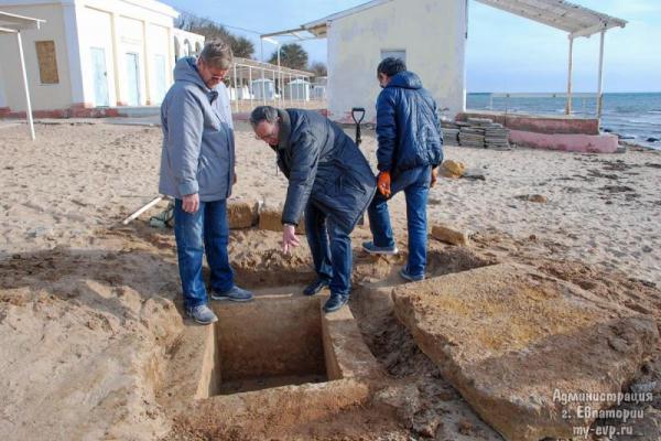 В Евпатории на пляже случайно обнаружили древнегреческую могилу В Евпатории на пляже случайно обнаружили древнегреческую могилу