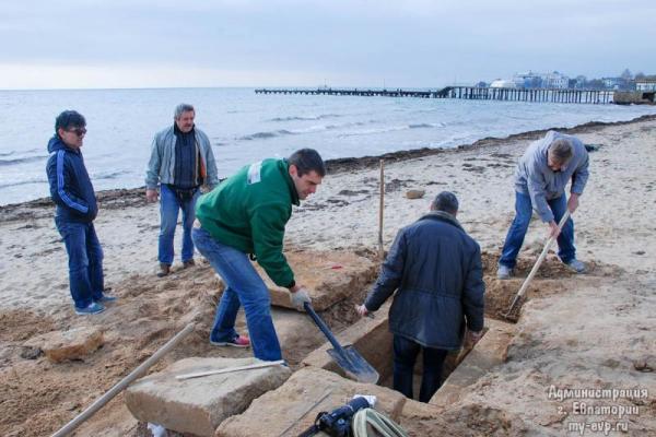 В Евпатории на пляже случайно обнаружили древнегреческую могилу В Евпатории на пляже случайно обнаружили древнегреческую могилу