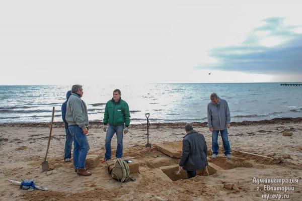 В Евпатории на пляже случайно обнаружили древнегреческую могилу В Евпатории на пляже случайно обнаружили древнегреческую могилу