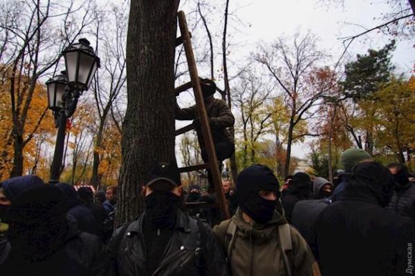 В Одессе митинг против застройки Городского сада перерос в столкновения активистов с полицией В Одессе митинг против застройки Городского сада перерос в столкновения активистов с полицией