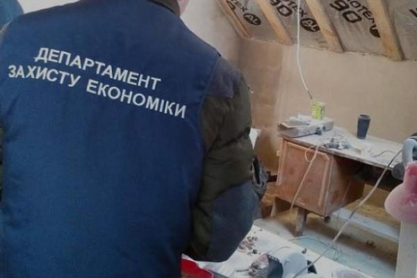 В Луцке ликвидированы подпольные цеха по обработке янтаря В Луцке ликвидированы подпольные цеха по обработке янтаря