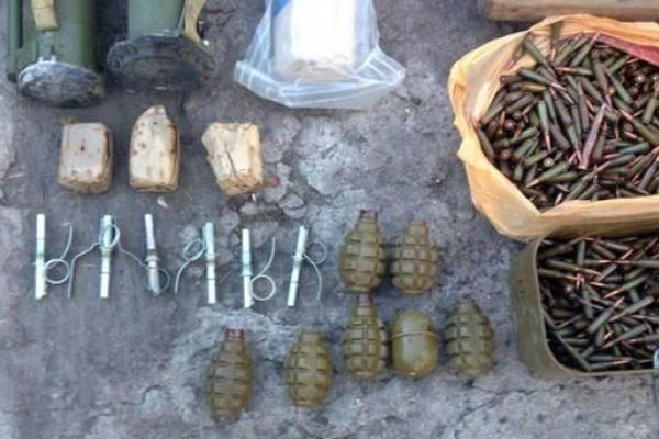 В Мариуполе сотрудники полиции изъяли у местного жителя арсенал боеприпасов В Мариуполе сотрудники полиции изъяли у местного жителя арсенал боеприпасов