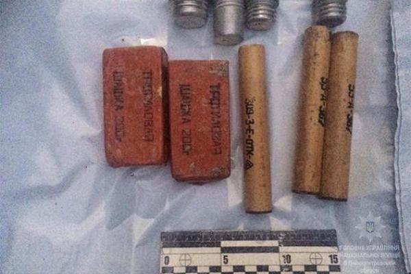 В Днепропетровской области полиция выявила автомобиль с арсеналом боеприпасов В Днепропетровской области полиция выявила автомобиль с арсеналом боеприпасов