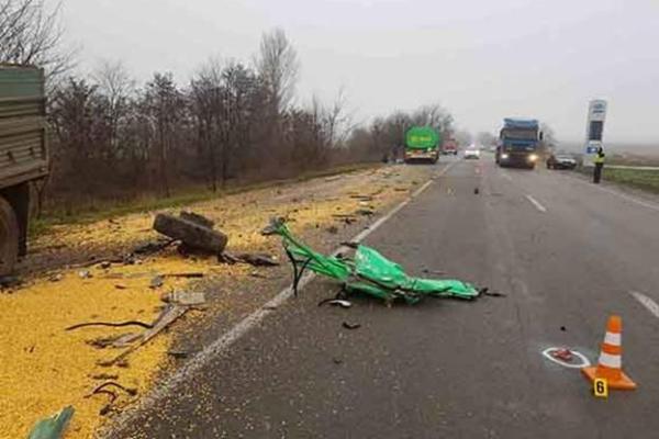 В Винницкой области при столкновении двух грузовиков погиб водитель бензовоза В Винницкой области при столкновении двух грузовиков погиб водитель бензовоза