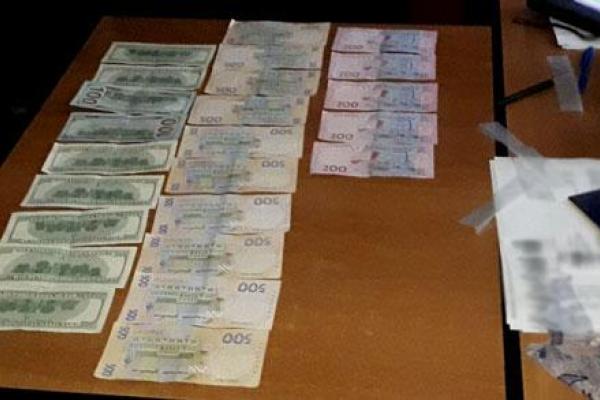 В Хмельницкой области при получении взятки задержан чиновник миграционной службы В Хмельницкой области при получении взятки задержан чиновник миграционной службы