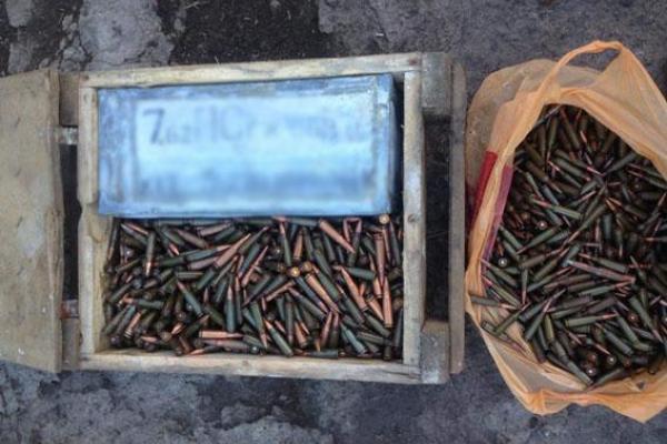 В Мариуполе сотрудники полиции изъяли у местного жителя арсенал боеприпасов В Мариуполе сотрудники полиции изъяли у местного жителя арсенал боеприпасов