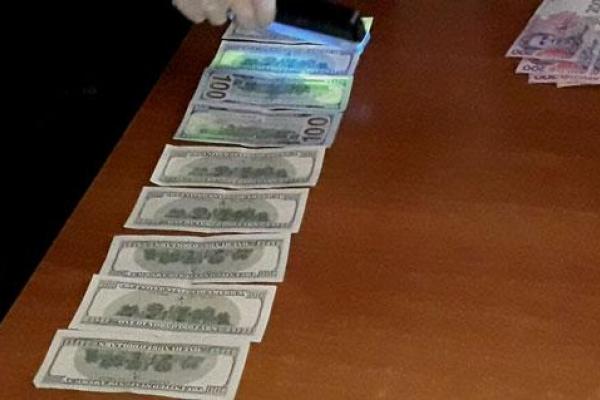 В Хмельницкой области при получении взятки задержан чиновник миграционной службы В Хмельницкой области при получении взятки задержан чиновник миграционной службы
