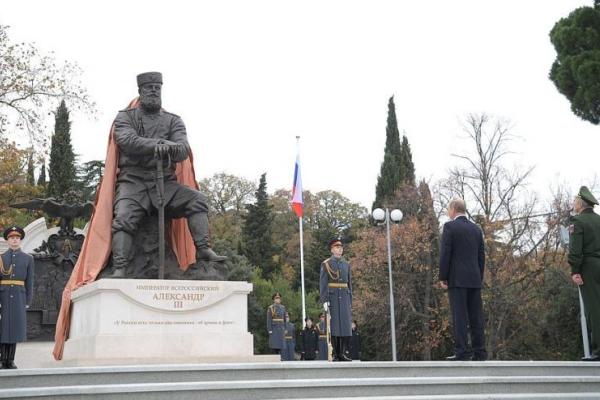 Путин приехал в Крым на открытие памятника императору Александру III Путин приехал в Крым на открытие памятника императору Александру III