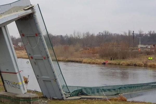 В Праге обрушился пешеходный мост: есть пострадавшие В Праге обрушился пешеходный мост: есть пострадавшие