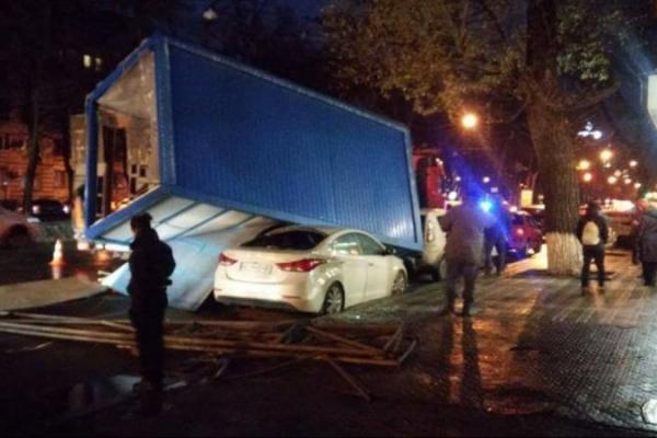В Киеве с грузовика слетел киоск, раздавив два автомобиля В Киеве с грузовика слетел киоск, раздавив два автомобиля