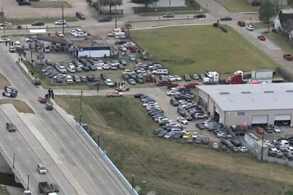 В США мужчина убил в автосалоне двух людей и сам застрелился