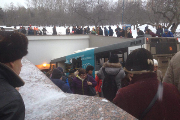 Наезд автобуса на людей в Москве: водителя в тяжелом состоянии доставили из СИЗО в больницу Наезд автобуса на людей в Москве: водителя в тяжелом состоянии доставили из СИЗО в больницу