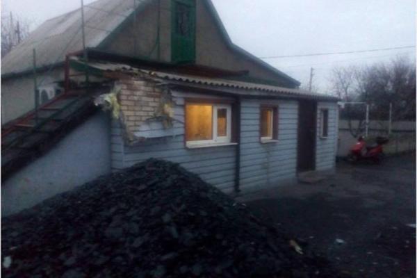 Боевики обстреляли Марьинку, есть повреждения в жилом секторе Боевики обстреляли Марьинку, есть повреждения в жилом секторе