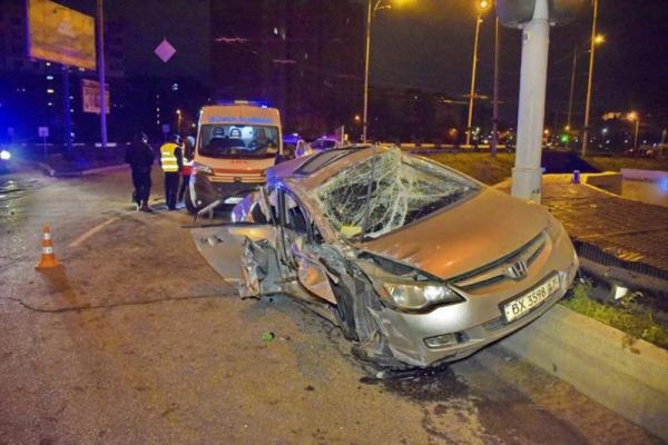 В Киеве пьяный водитель угробил свой автомобиль Honda Civic, влетев на скорости в отбойник В Киеве пьяный водитель угробил свой автомобиль Honda Civic, влетев на скорости в отбойник