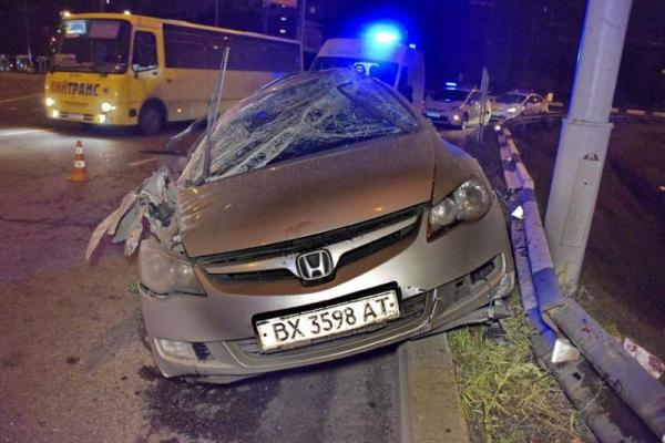 В Киеве пьяный водитель угробил свой автомобиль Honda Civic, влетев на скорости в отбойник В Киеве пьяный водитель угробил свой автомобиль Honda Civic, влетев на скорости в отбойник