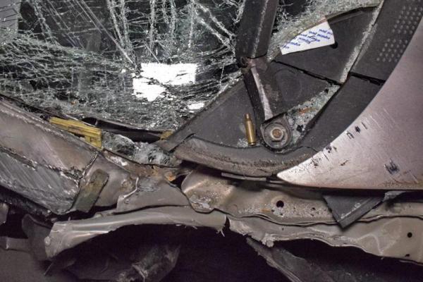 В Киеве пьяный водитель угробил свой автомобиль Honda Civic, влетев на скорости в отбойник В Киеве пьяный водитель угробил свой автомобиль Honda Civic, влетев на скорости в отбойник