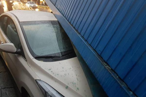 В Киеве с грузовика слетел киоск, раздавив два автомобиля В Киеве с грузовика слетел киоск, раздавив два автомобиля