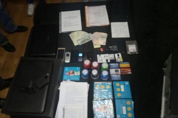 Полиция арестовала мошенников, которые "нагрели" на 5 млн гривен предприятия по всей стране Полиция арестовала мошенников, которые "нагрели" на 5 млн гривен предприятия по всей стране