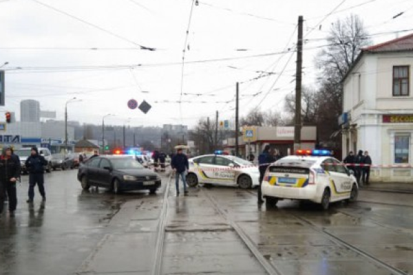 В Харькове вооруженный мужчина взял заложников и захватил отделение "Укрпочты" В Харькове вооруженный мужчина взял заложников и захватил отделение "Укрпочты"