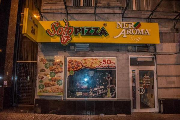 В Киеве сотрудники пиццерии избили ночных посетителей В Киеве сотрудники пиццерии избили ночных посетителей