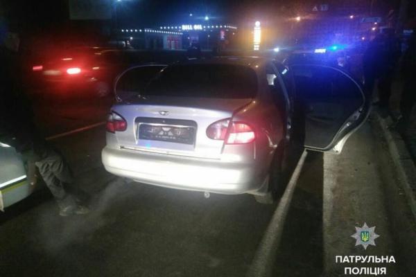 В Запорожье задержали двух мужчин, напавших с ножом на иностранцев В Запорожье задержали двух мужчин, напавших с ножом на иностранцев