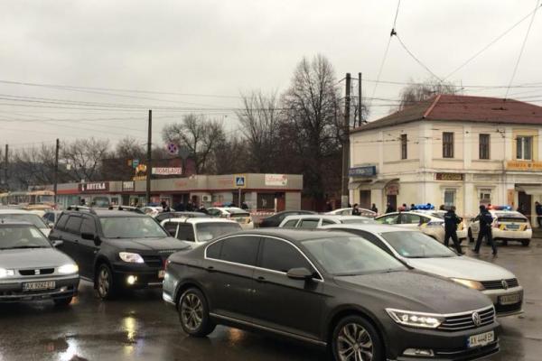 В Харькове вооруженный мужчина взял заложников и захватил отделение "Укрпочты" В Харькове вооруженный мужчина взял заложников и захватил отделение "Укрпочты"