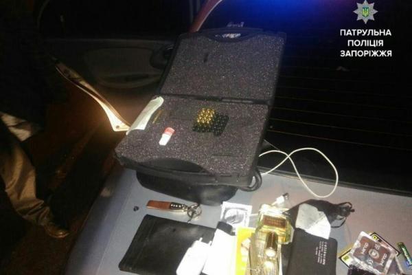 В Запорожье задержали двух мужчин, напавших с ножом на иностранцев В Запорожье задержали двух мужчин, напавших с ножом на иностранцев