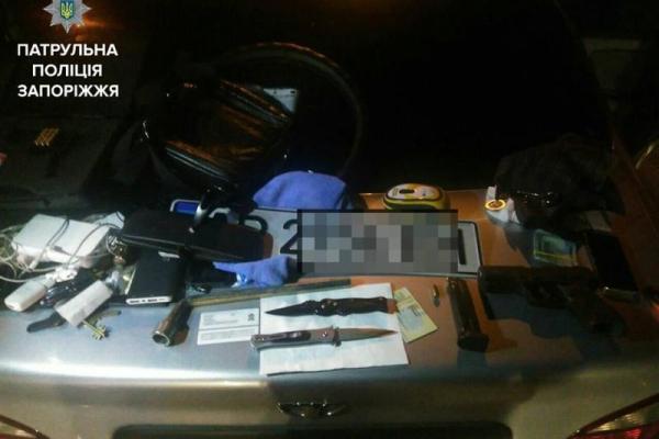В Запорожье задержали двух мужчин, напавших с ножом на иностранцев В Запорожье задержали двух мужчин, напавших с ножом на иностранцев