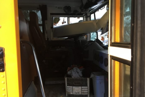 В Канаде на скользкой трассе грузовик столкнулся со школьным автобусом В Канаде на скользкой трассе грузовик столкнулся со школьным автобусом