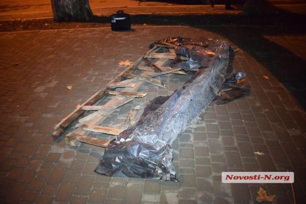 В центре Николаева, упав в яму, разбился насмерть сержант-контрактник ВСУ В центре Николаева, упав в яму, разбился насмерть сержант-контрактник ВСУ