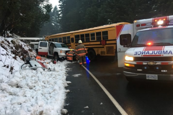 В Канаде на скользкой трассе грузовик столкнулся со школьным автобусом В Канаде на скользкой трассе грузовик столкнулся со школьным автобусом