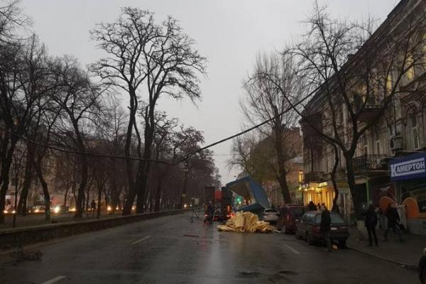 В Киеве с грузовика слетел киоск, раздавив два автомобиля В Киеве с грузовика слетел киоск, раздавив два автомобиля