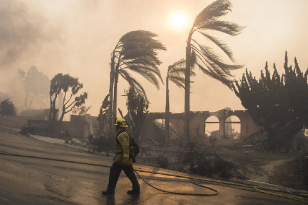 В Калифорнии бушуют пожары: продолжается эвакуация населения, известно имя первой жертвы