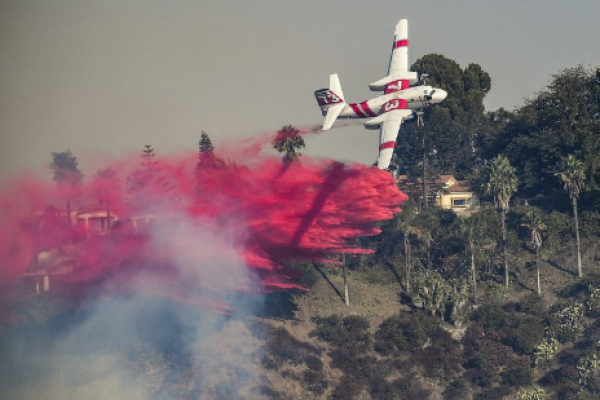 В Калифорнии бушуют пожары: продолжается эвакуация населения, известно имя первой жертвы