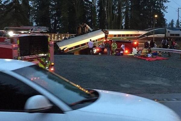 В США выросло число жертв падения поезда с моста в штате Вашингтон В США выросло число жертв падения поезда с моста в штате Вашингтон