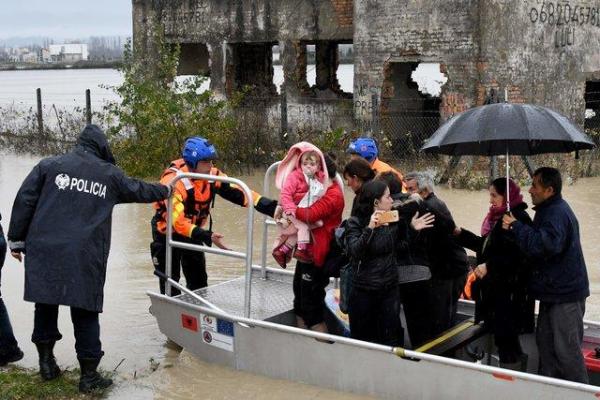 В Албании из-за масштабных наводнений приступили к эвакуации людей