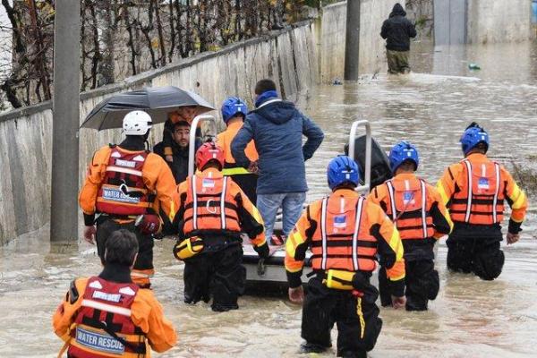 В Албании из-за масштабных наводнений приступили к эвакуации людей