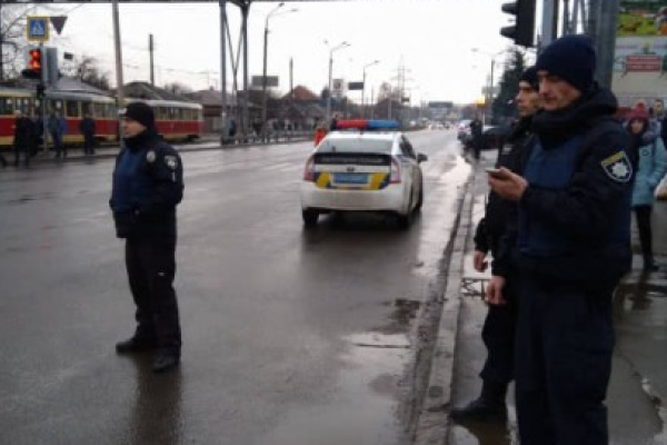 В Харькове вооруженный мужчина взял заложников и захватил отделение "Укрпочты" В Харькове вооруженный мужчина взял заложников и захватил отделение "Укрпочты"