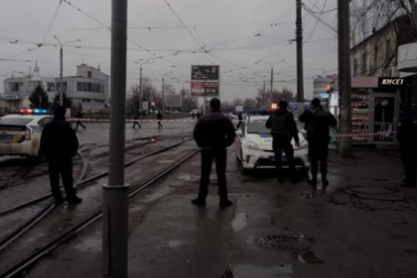 В Харькове вооруженный мужчина взял заложников и захватил отделение "Укрпочты" В Харькове вооруженный мужчина взял заложников и захватил отделение "Укрпочты"