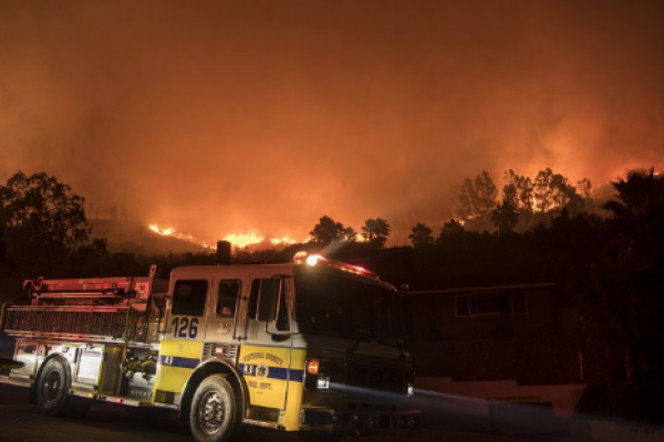 В Калифорнии бушуют пожары: продолжается эвакуация населения, известно имя первой жертвы