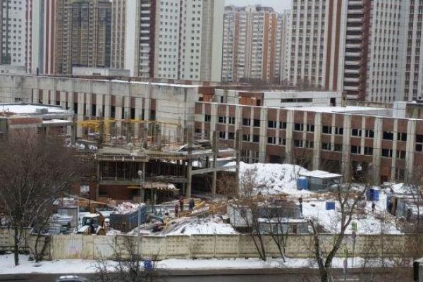 В Москве на стройке башенный кран раздавил бытовку с рабочими