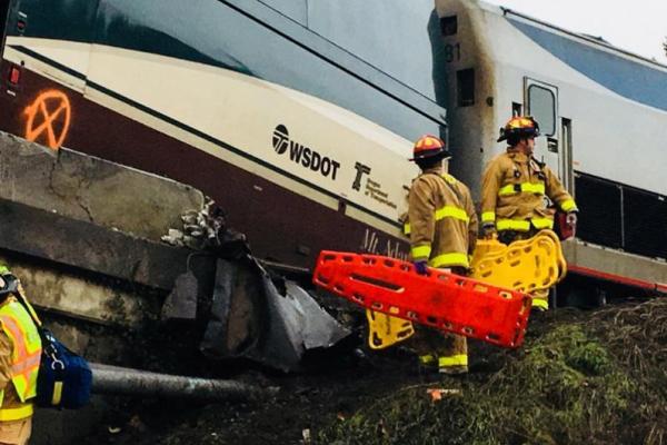 В США выросло число жертв падения поезда с моста в штате Вашингтон В США выросло число жертв падения поезда с моста в штате Вашингтон