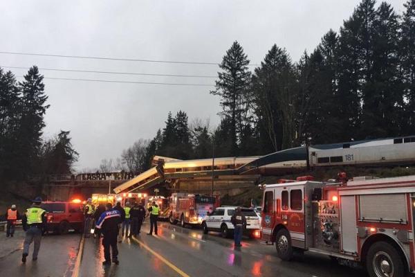 В США выросло число жертв падения поезда с моста в штате Вашингтон В США выросло число жертв падения поезда с моста в штате Вашингтон