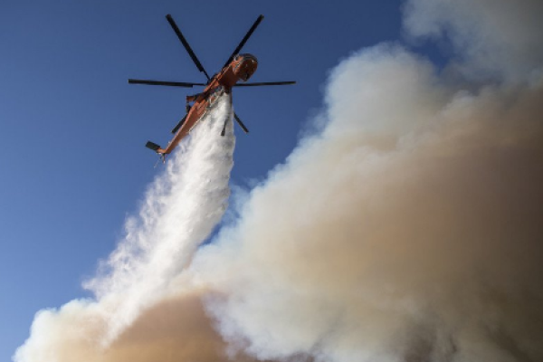 В Калифорнии бушуют пожары: продолжается эвакуация населения, известно имя первой жертвы